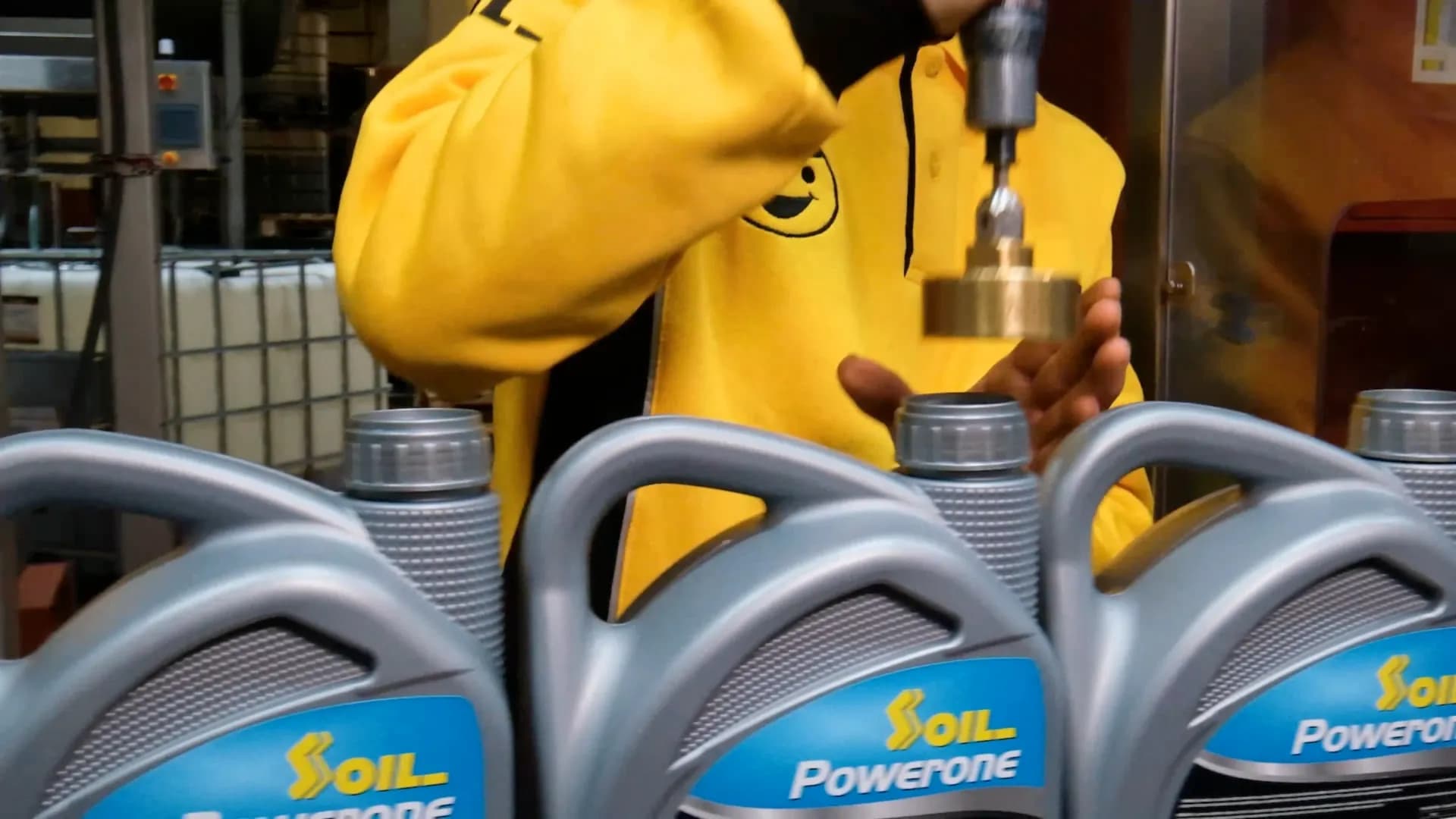 Soil ekibi Powerone madeni yağ ambalajlarını kontrol ediyor
