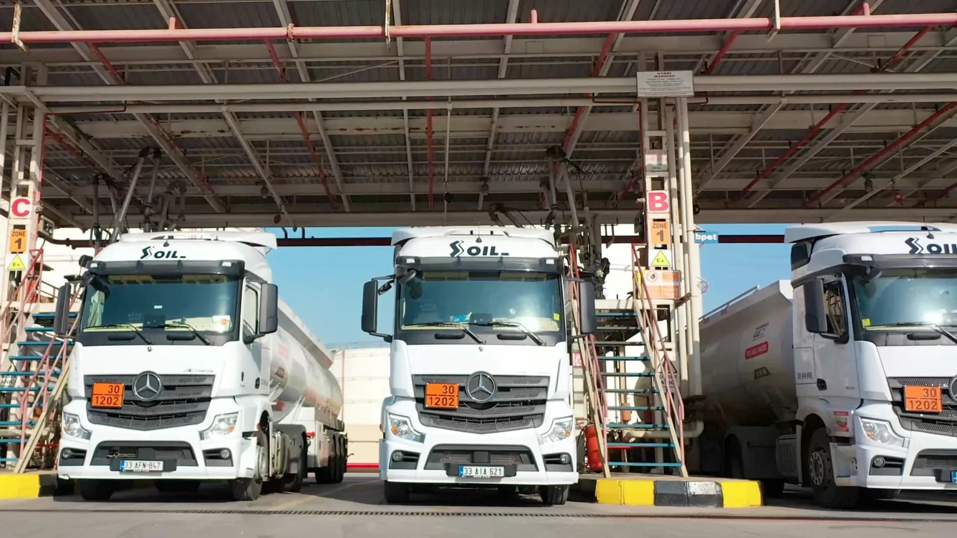 Dolum kanopisi altında Soil tır filosu